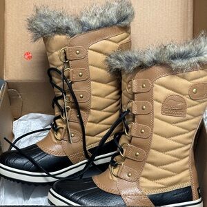 NWT Sorel Tofino II Boots